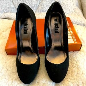 Kenneth Cole Unlisted Black Pumps